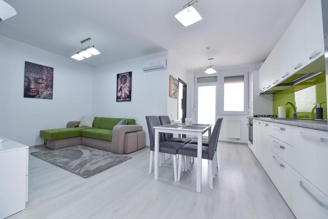 Stylish Stay - Executive - Private Parking And Central Location Oradea Buitenkant foto